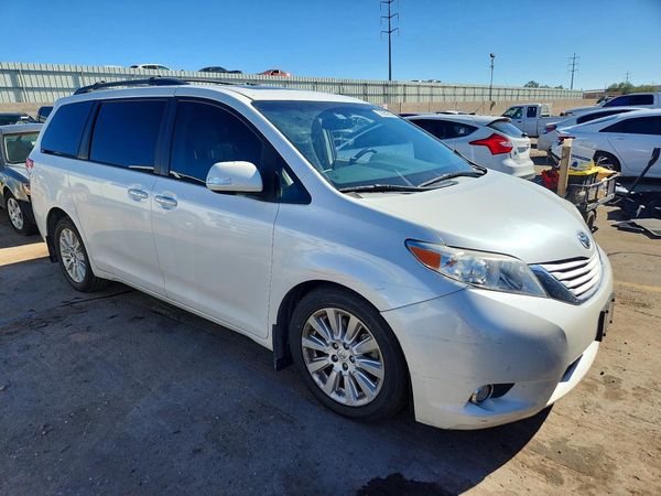 2014 TOYOTA SIENNA — Passenger 3/4