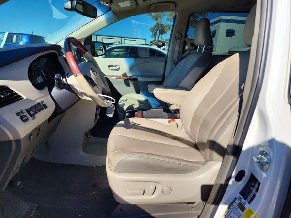 2014 TOYOTA SIENNA — DENT