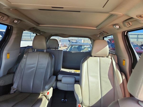2014 TOYOTA SIENNA — SUVN
