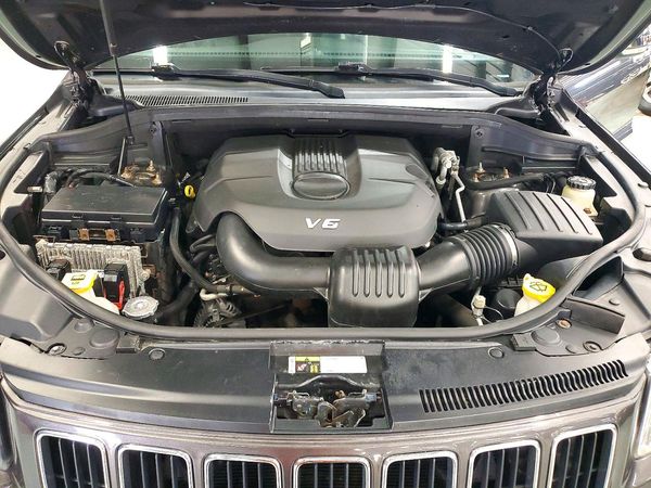 2015 JEEP GRAND CHEROKEE Limited — Engine bay