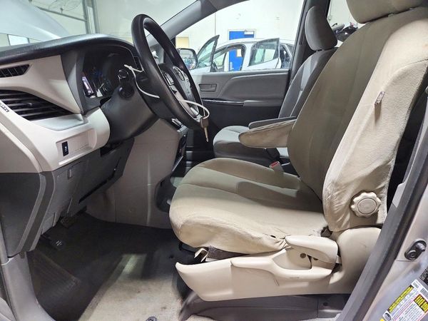 2018 TOYOTA SIENNA L — DENT