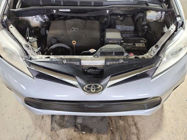 2018 TOYOTA SIENNA L — Engine bay