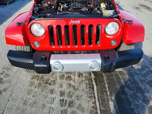 2015 JEEP WRANGLER UNLIMITED Sahara — Engine bay