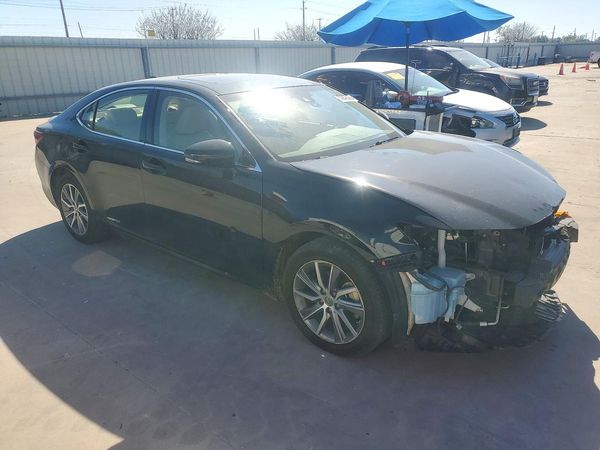 2017 LEXUS ES 300h — Passenger 3/4