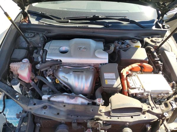2017 LEXUS ES 300h — Engine bay