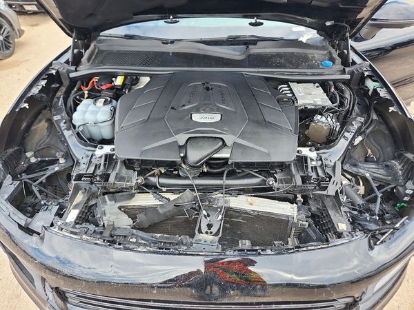 2020 PORSCHE CAYENNE — Engine bay