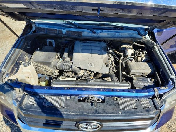 2015 TOYOTA TUNDRA SR5 Grade — Engine bay