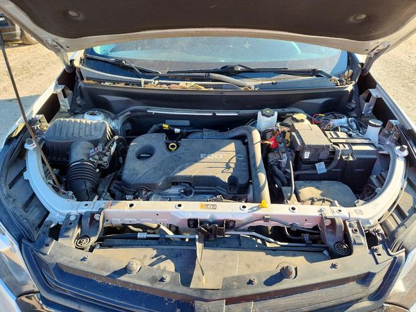 2021 CHEVROLET EQUINOX LT (1LT) — Engine bay