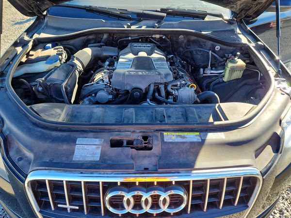 2014 AUDI Q7 Premium Plus — Engine bay
