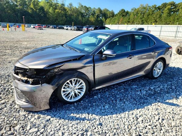 2019 TOYOTA CAMRY SOLA SE/XLE Hybrid — Front 3/4