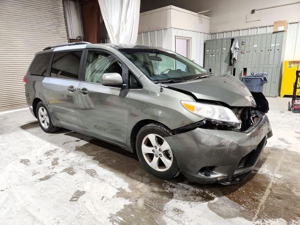 2012 TOYOTA SIENNA — Passenger 3/4
