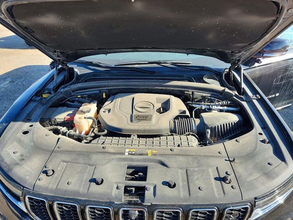 2022 JEEP GRAND CHEROKEE Overland — Engine bay