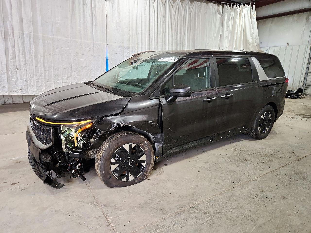 2027 KIA CARNIVAL LXS — Front 3/4
