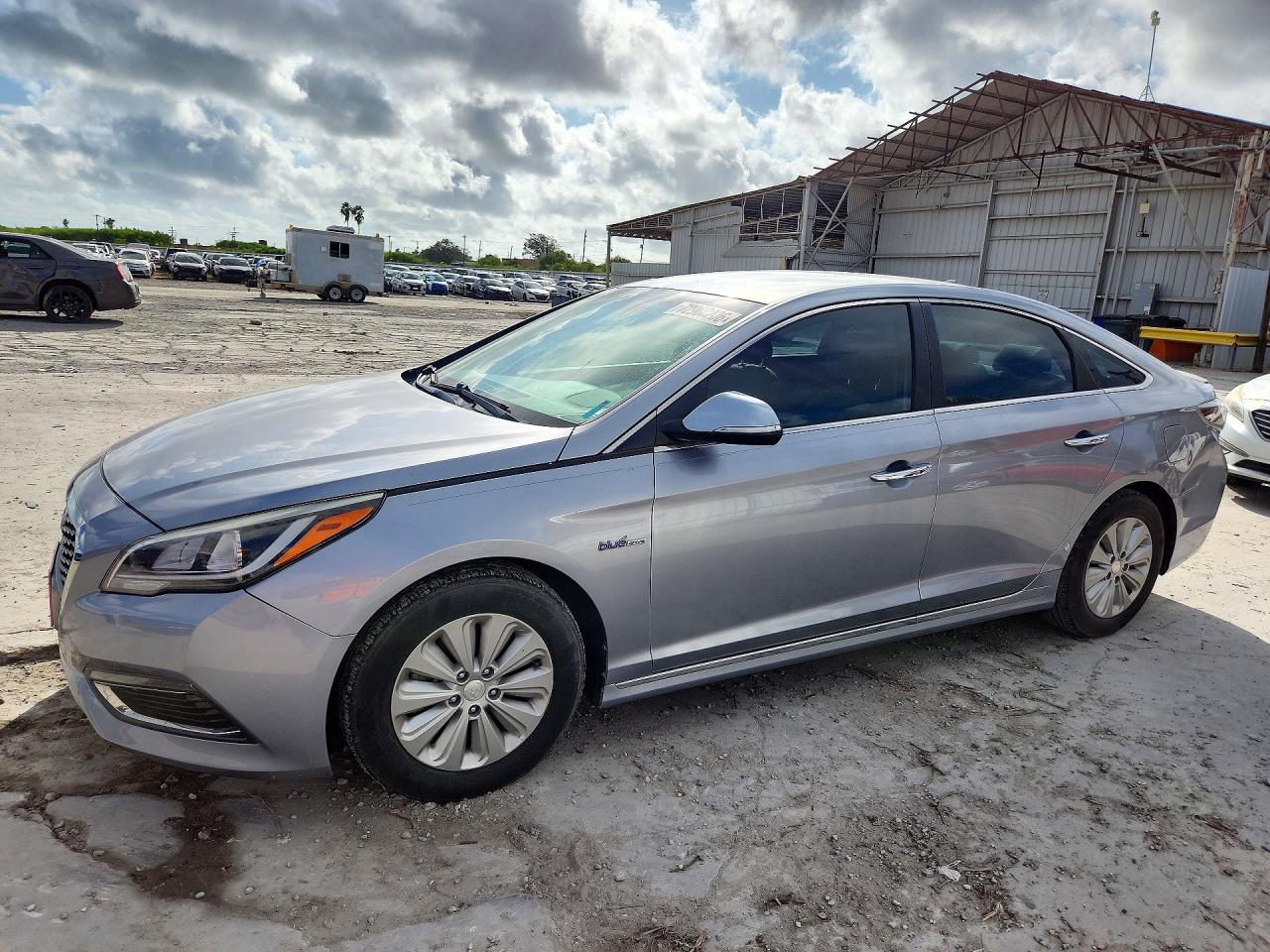 2016 HYUNDAI SONATA GL (Middle-Low) — Front 3/4