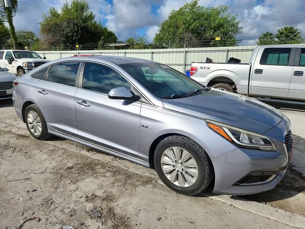 2016 HYUNDAI SONATA GL (Middle-Low) — Passenger 3/4