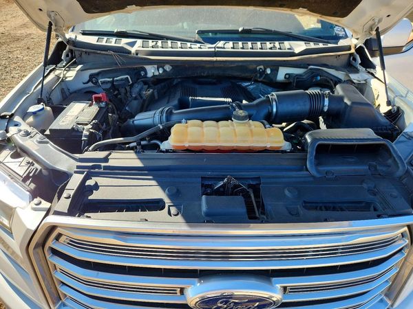 2017 FORD F150 SuperCrew — Engine bay