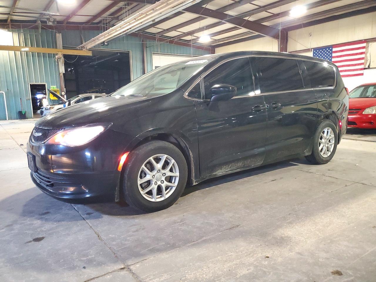 2017 CHRYSLER PACIFICA Touring — Front 3/4