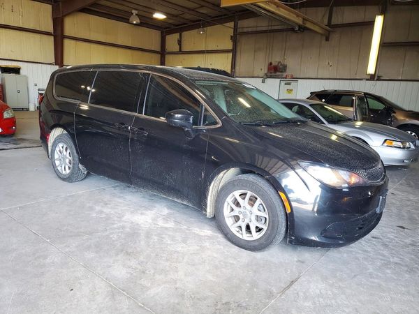 2017 CHRYSLER PACIFICA Touring — Passenger 3/4