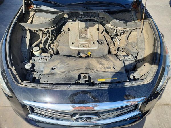 2013 INFINITI FX37 — Engine bay
