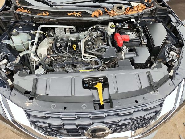 2021 NISSAN ROGUE SV — Engine bay