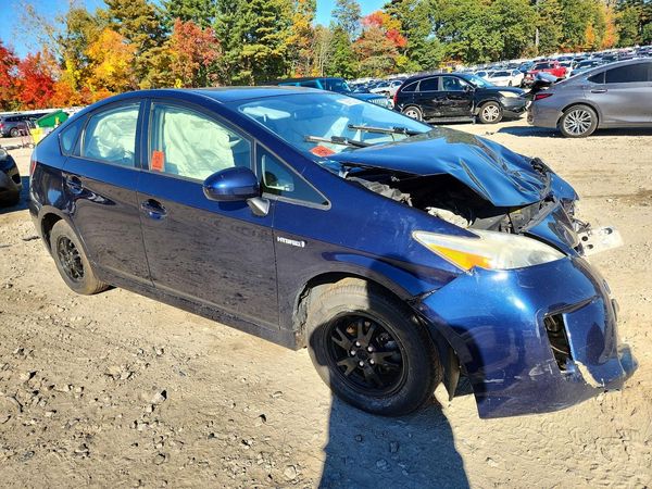 2013 TOYOTA PRIUS — Passenger 3/4