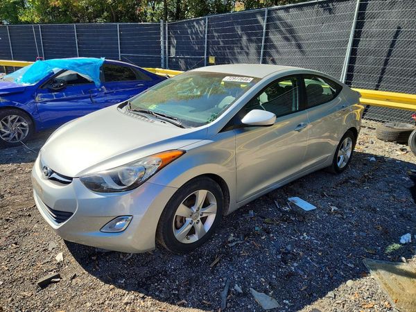 2013 HYUNDAI ELANTRA — Front 3/4