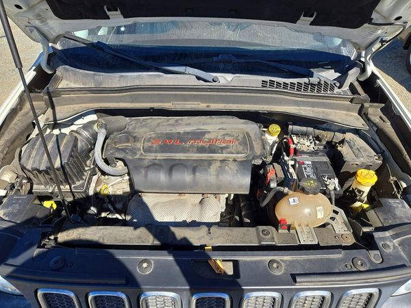 2016 JEEP RENEGADE — Engine bay