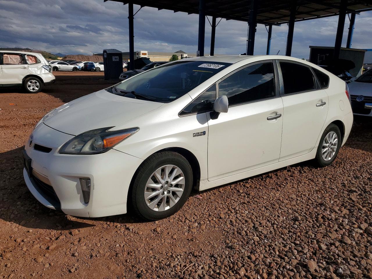 2014 TOYOTA PRIUS — Front 3/4
