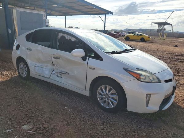 2014 TOYOTA PRIUS — Passenger 3/4