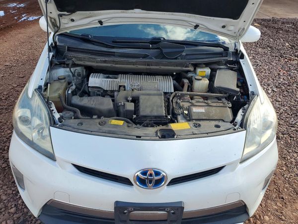 2014 TOYOTA PRIUS — Engine bay