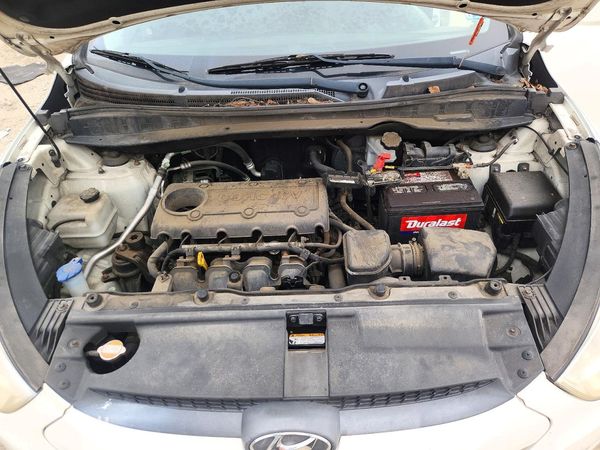 2012 HYUNDAI TUCSON GLS — Engine bay