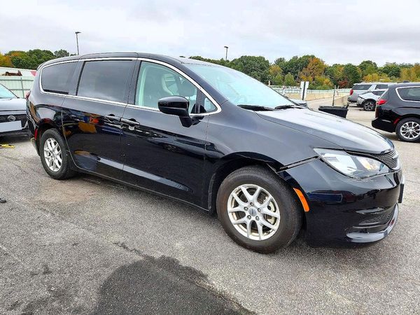 2024 CHRYSLER VOYAGER LX — Passenger 3/4