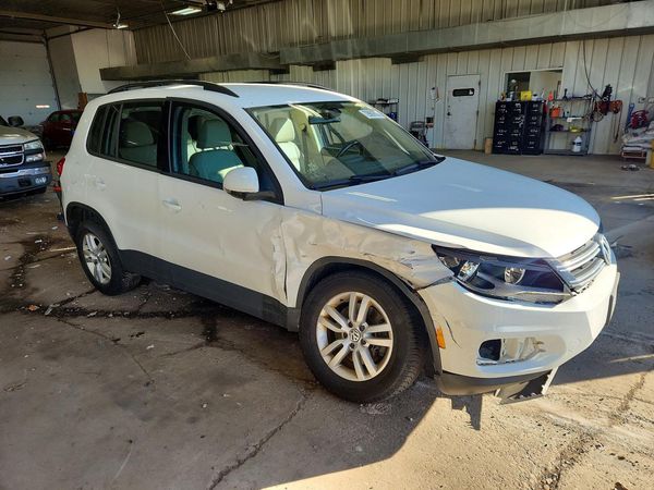 2017 VOLKSWAGEN TIGUAN — Passenger 3/4