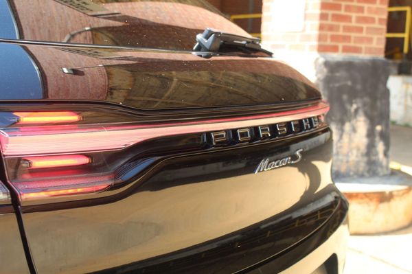 2017 PORSCHE MACAN