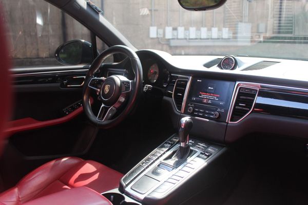 2017 PORSCHE MACAN