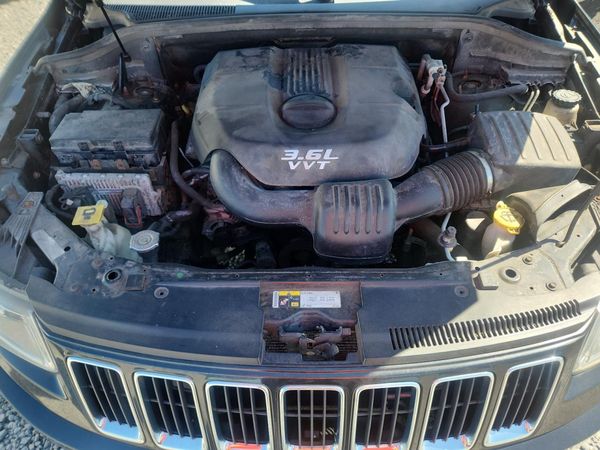 2014 JEEP CHEROKEE Laredo — Engine bay