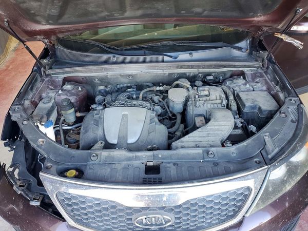 2013 KIA SORENTO Base / LX — Engine bay