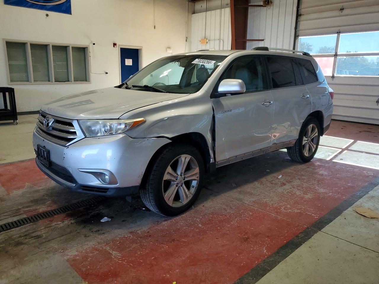 2013 TOYOTA HIGHLANDER Base/Hybrid — Front 3/4