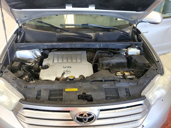 2013 TOYOTA HIGHLANDER Base/Hybrid — Engine bay