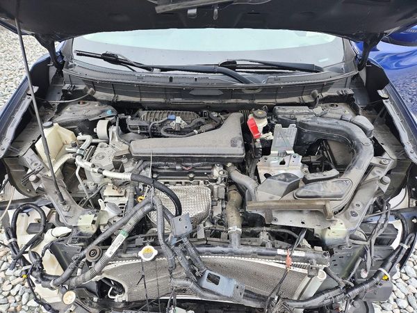 2020 NISSAN ROGUE — Engine bay