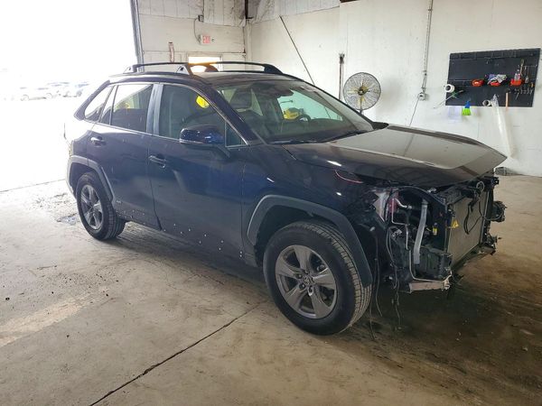 2023 TOYOTA RAV4 XLE — Passenger 3/4