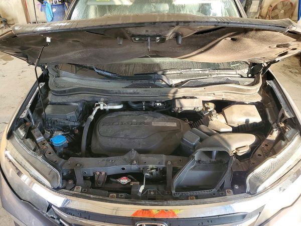 2017 HONDA PILOT EXL — Engine bay