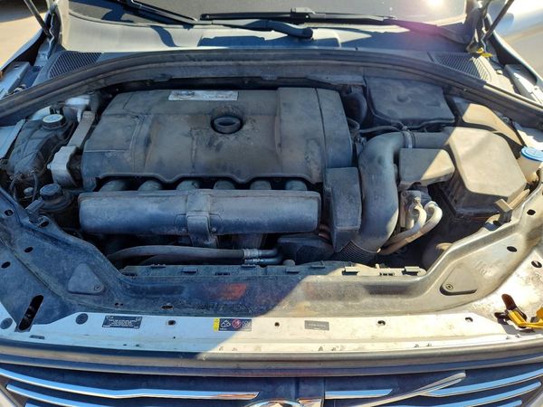 2014 VOLVO XC60 — Engine bay