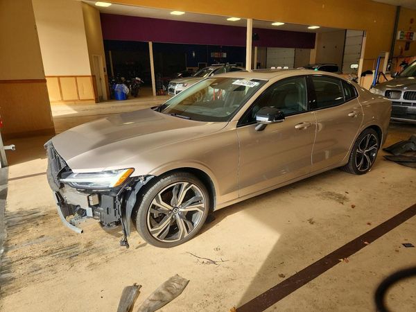 2024 VOLVO S60 Ultimate Dark — Front 3/4