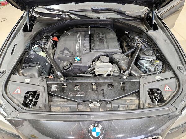 2014 BMW 5 SERIES xDrive — Engine bay