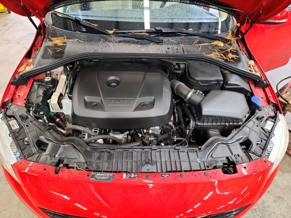 2018 VOLVO S60 Dynamic — Engine bay