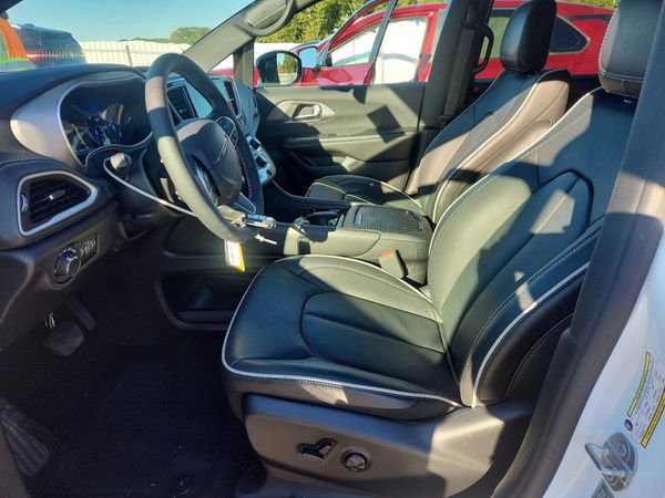 2027 CHRYSLER PACIFICA Limited — DENT