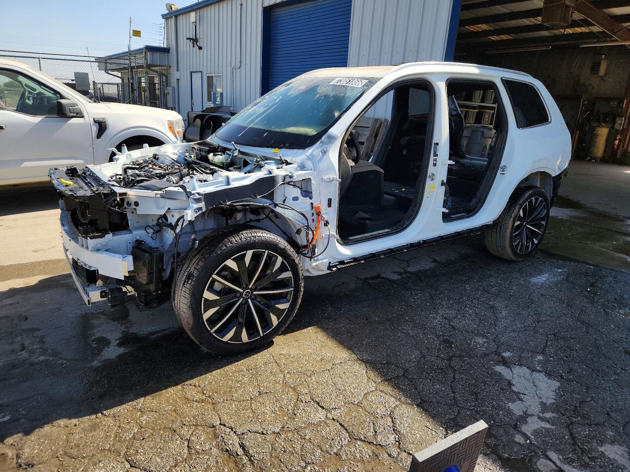 2026 VOLVO XC90 Plus Bright — Front 3/4