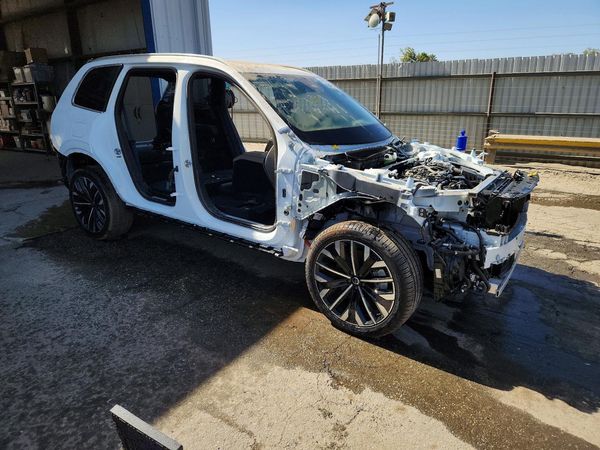 2026 VOLVO XC90 Plus Bright — Passenger 3/4