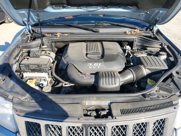 2012 JEEP CHEROKEE Overland — Engine bay